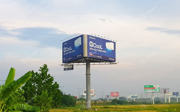 Biển quảng cáo tam giác hộp đèn mica